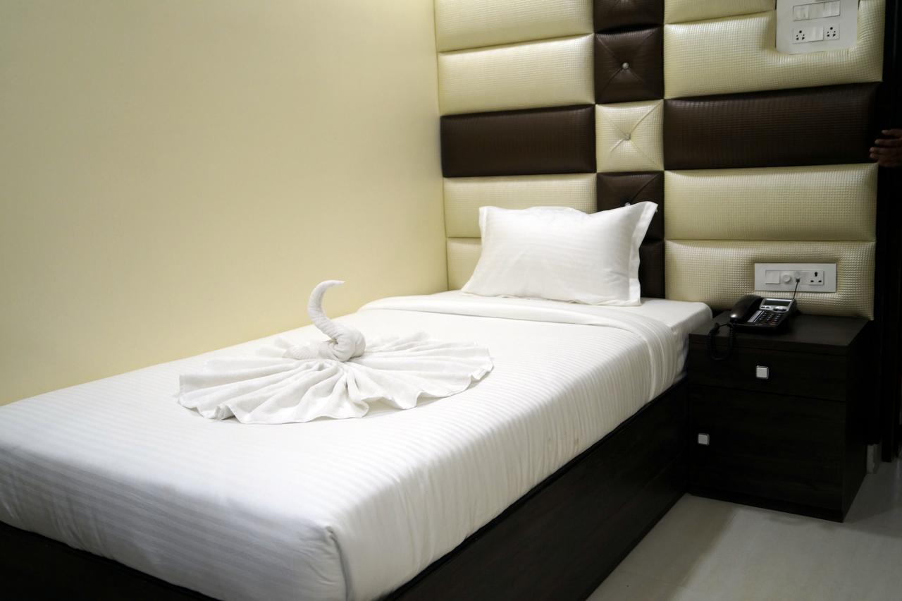 Hotel Silver Arcade Māldah Екстериор снимка